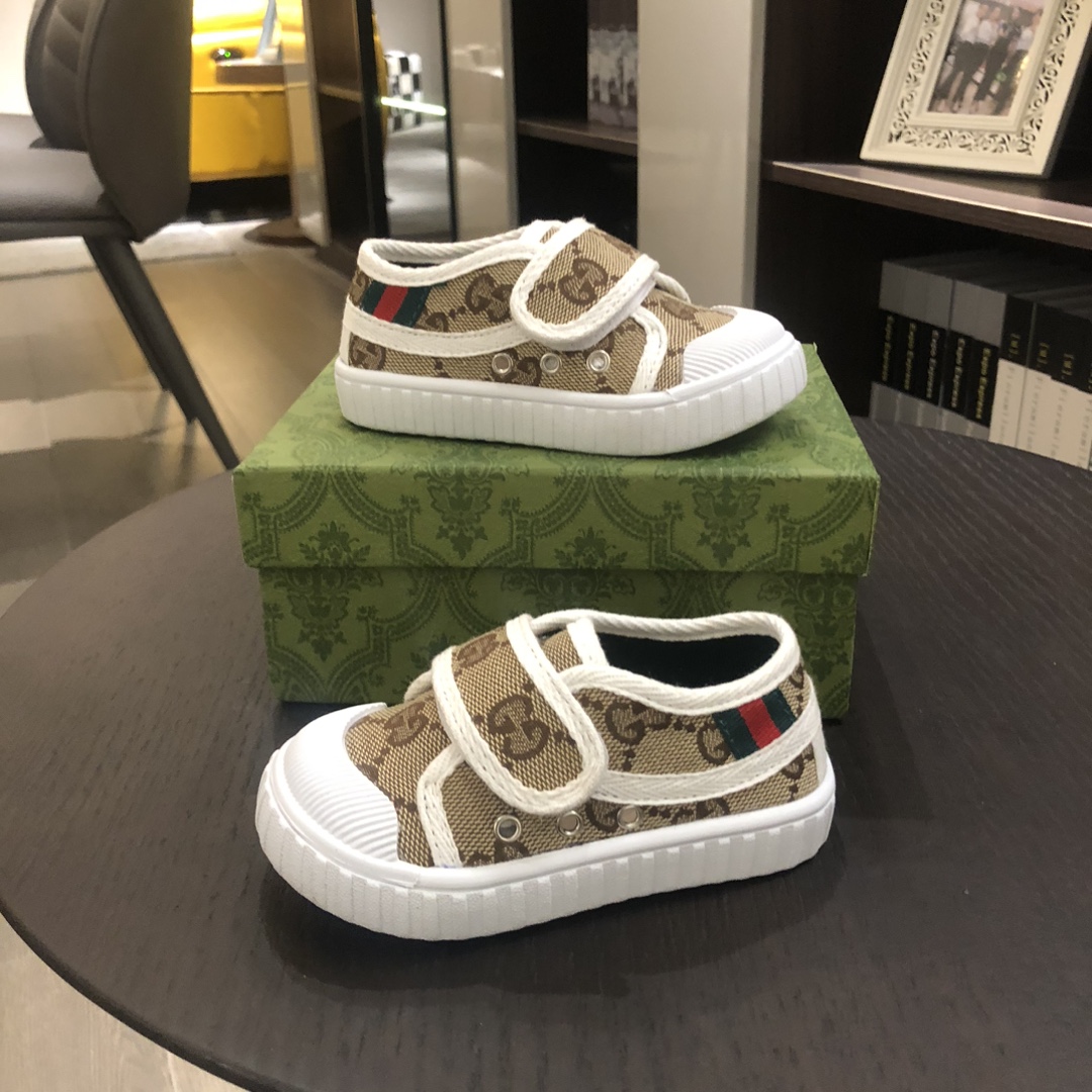 Children's shoes child
